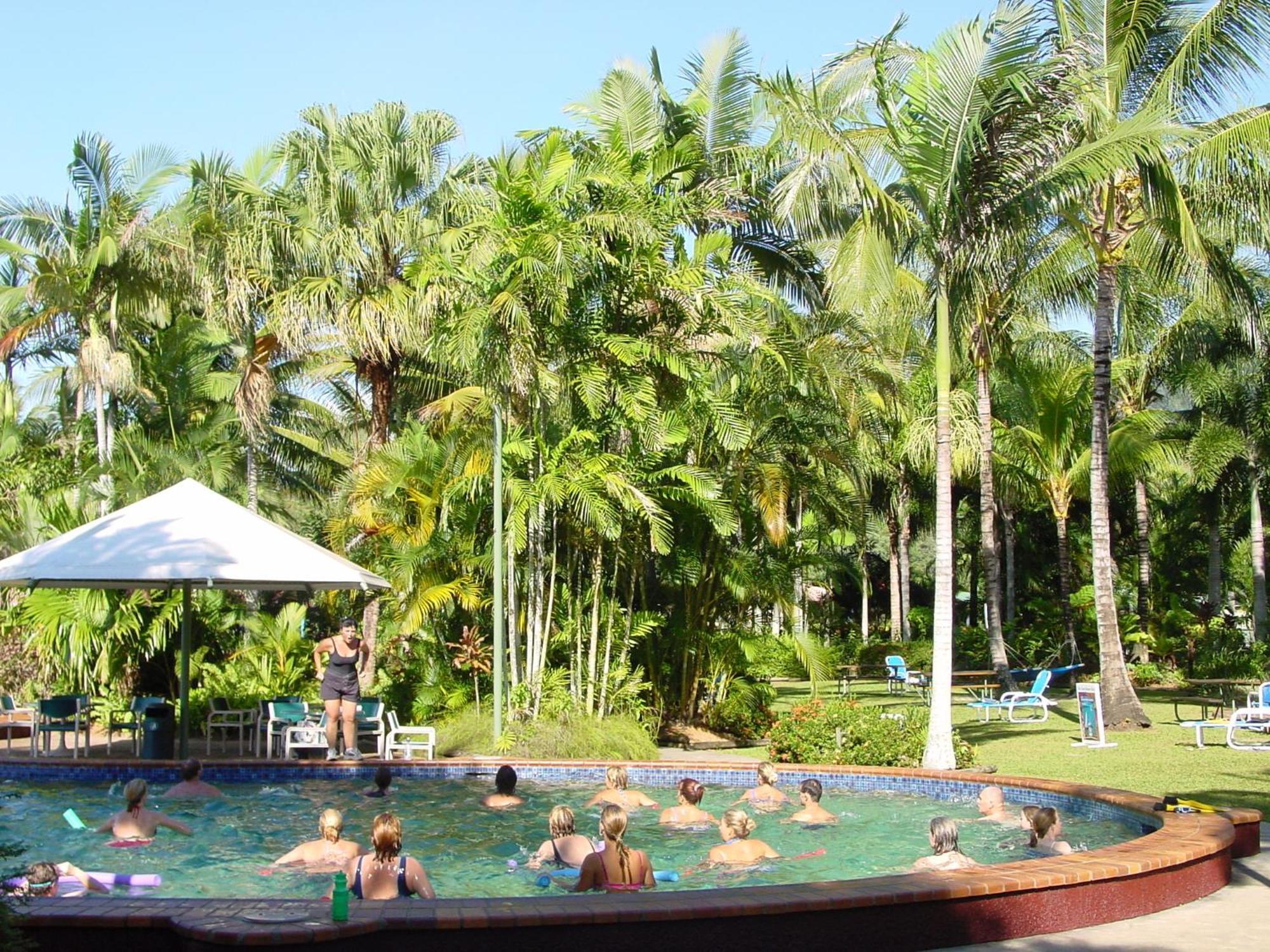 Ingenia Holidays Cairns Coconut Esterno foto The pool at the resort