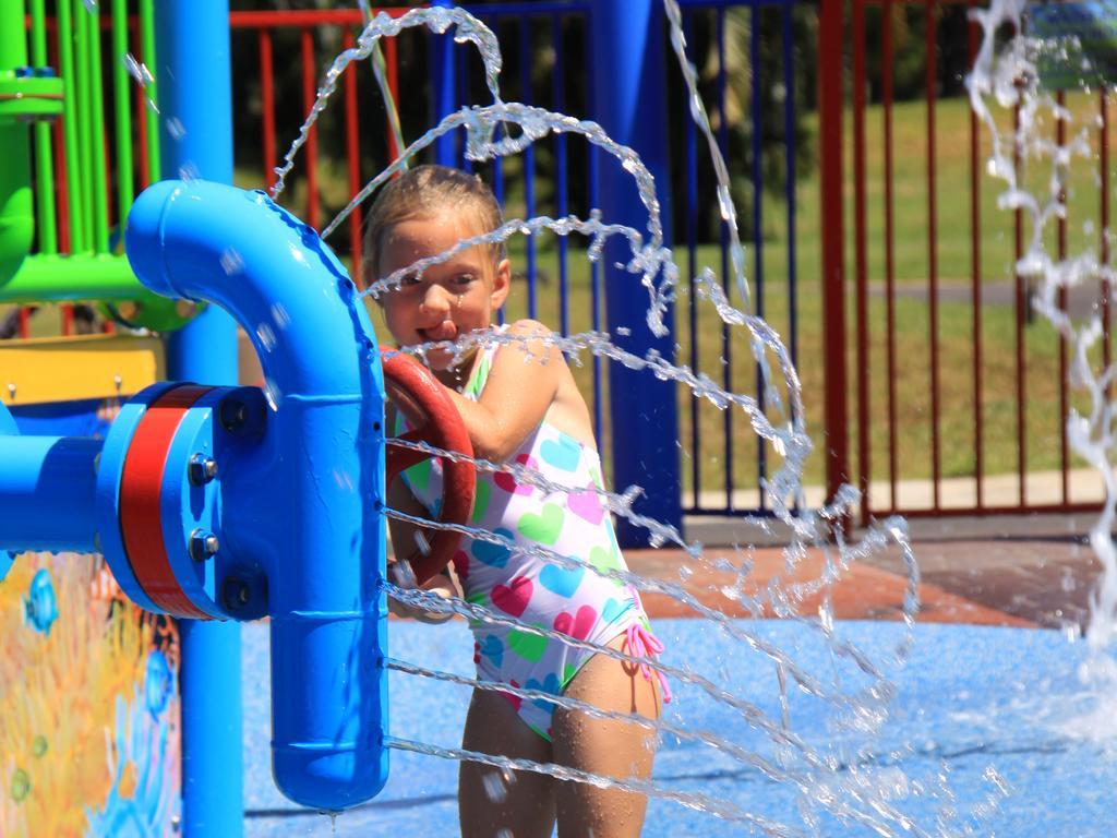 Ingenia Holidays Cairns Coconut Esterno foto A child playing at the water park