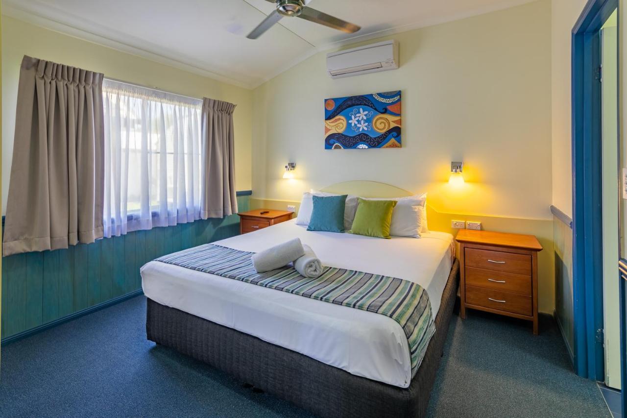 Ingenia Holidays Cairns Coconut Esterno foto A bedroom at the motel