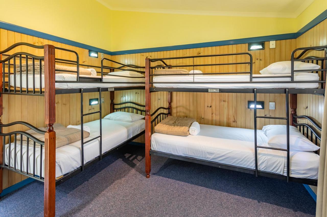 Ingenia Holidays Cairns Coconut Esterno foto A typical room at a backpackers' hostel in Australia