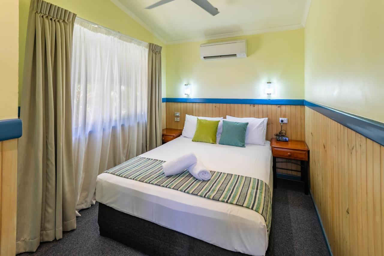 Ingenia Holidays Cairns Coconut Esterno foto A bedroom at the motel